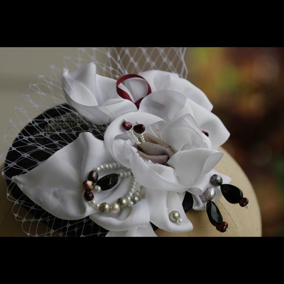 Vintage inspired fascinator with handmade flowers - Picture 2 of 8